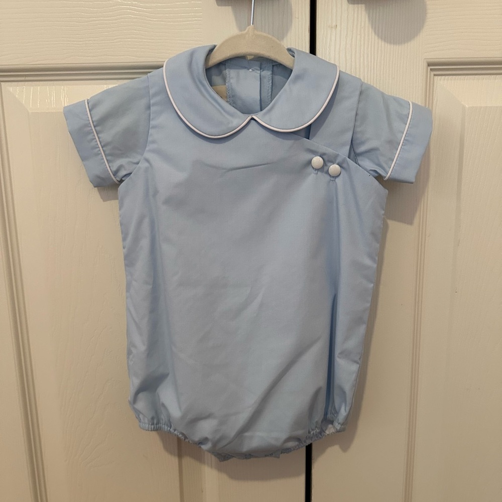 The Beaufort Bonnet Company TBBC - Light Blue bubble with white piping 0-6mo NWT